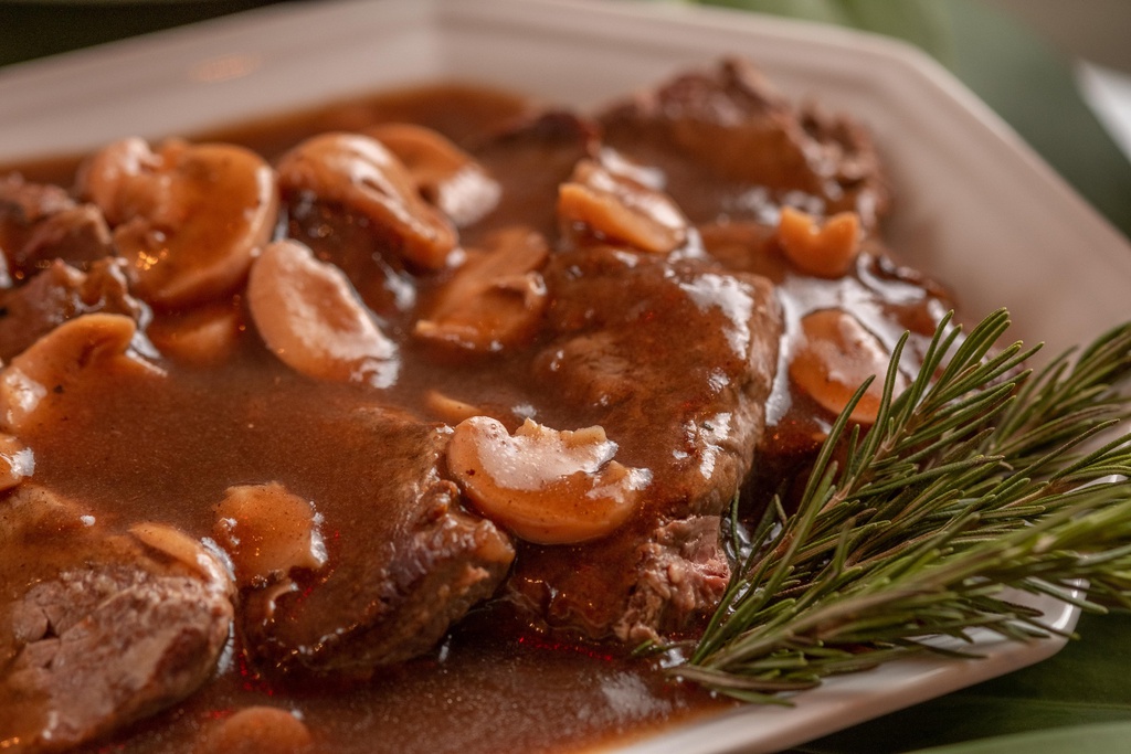 ESCALOPE DE FILÉ AO MOLHO MADEIRA COM COGUMELOS