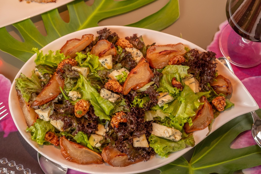 SALADA DE PÊRA COM GORGONZOLA E NOZES CARAMELIZADAS