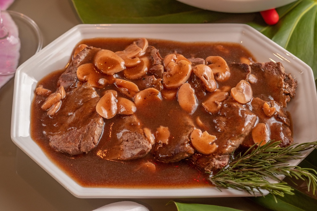 ESCALOPE DE FILÉ AO MOLHO MADEIRA DE CHAMPIGNONS