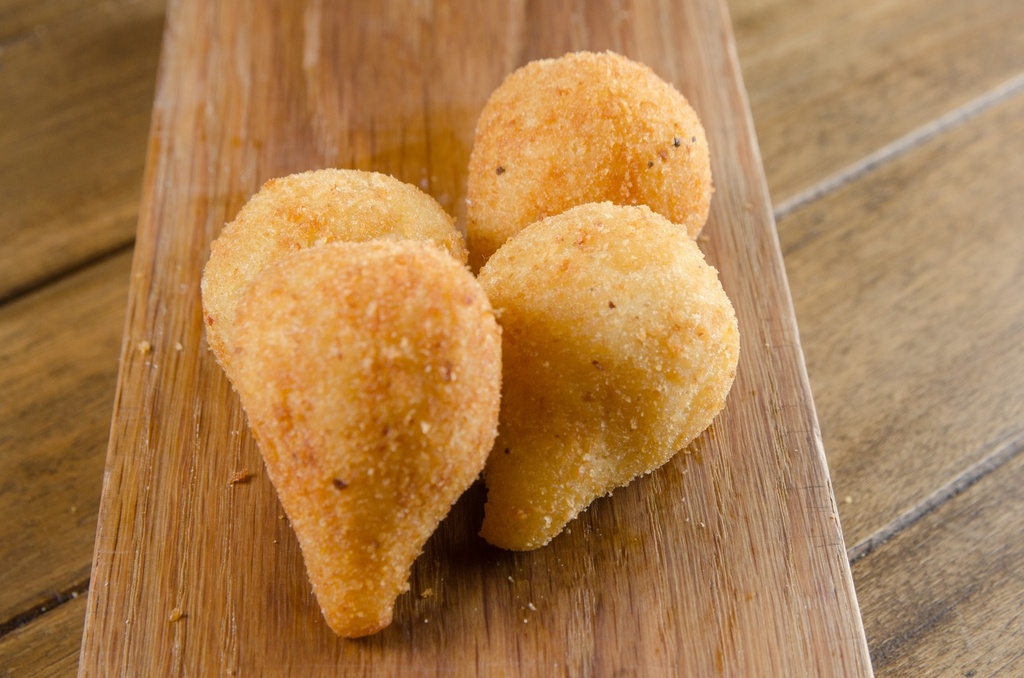 MINI COXINHA DE FRANGO COM CATUPIRY