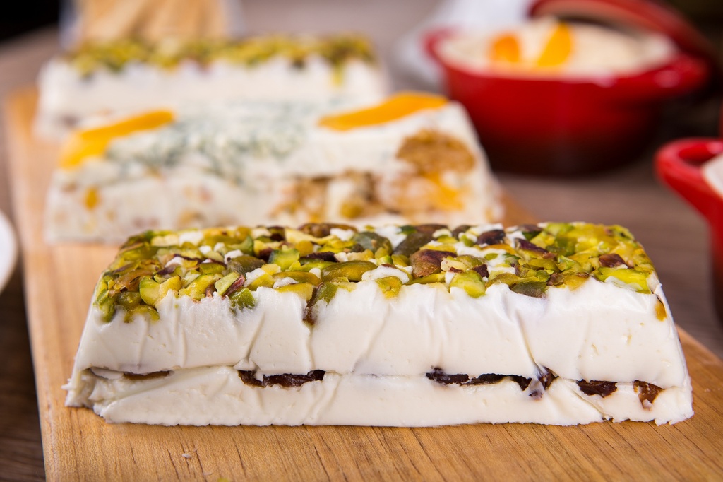TERRINE DE QUEIJO CABRA COM FIGO TURCO E PISTACHE
