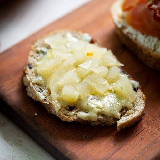 Bruschetta de Queijo Gorgonzola com Pêra