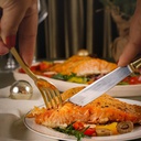 SALMÃO COM MANTEIGA QUEIMADA, CHAMPIGNON E ALCAPARRAS