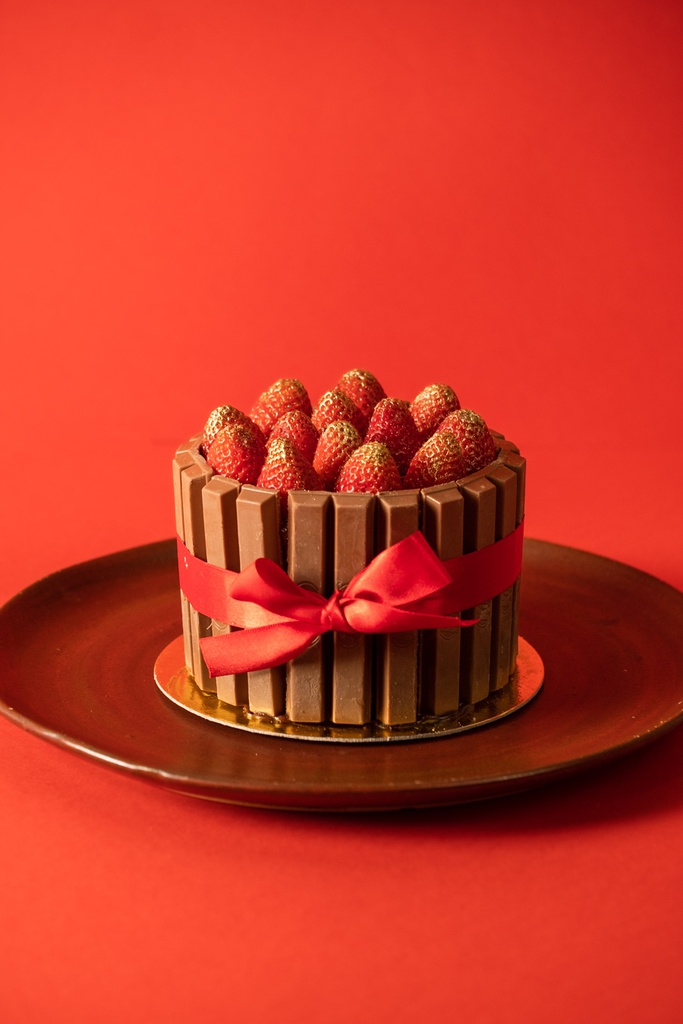 Mini Torta KitKat com Morangos Dourados