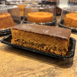 [745] BOLO DE CENOURA COM COBERTURA E RECHEIO DE CHOCOLATE - PQ